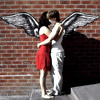 Влюбленные ангелочки с нарисованными крыльями.