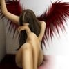 Плачущая девушка ангелочек с темно-красными крыльями.
