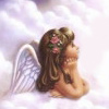 Маленькая девочка-ангел на облаке.