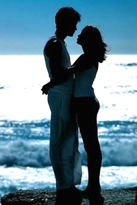 Нежные объятия на берегу моря. Аватарка с изображением парня и девушки.