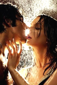 Сексуальный поцелуй под дождем на аватарке для в контакте, девушка в мокрой майке.
