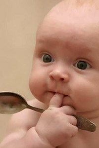 Аватарка для контакта малыш с ложкой пальчиком во рту, скачать картинку вконтакте.