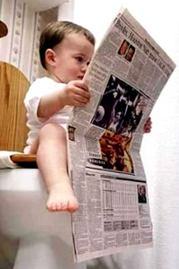 Ребенок, маленький мальчик на унитазе с газетой, скачать аватарку для контакта.