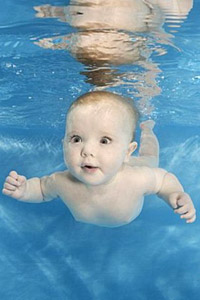 Плавающий младенец, малыш под водой, скачать картинку для контакта бесплатно.
