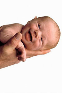 Аватарка для контакта смеющийся улыбающийся младенец на руке ладошке, скачать бесплатно.