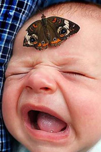 Аватарка для вконтакте плачущий малыш младенец с бабочкой на лбу, скачать бесплатно.