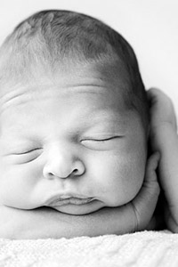 Черно-белая аватарка новорожденный малыш младенец спит, сладкий сон, скачать.