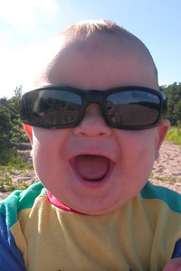 Новый русский малыш, маленький мальчик в солнечных очках, скачать аватарку в контакте.