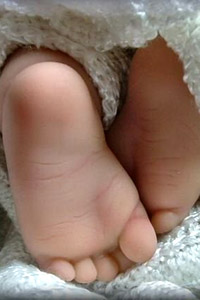 Ножки младенца, маленькие пяточки малыша, скачать аватарку для контакта бесплатно.