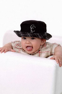 Картинка для контакта смешной малыш ребенок в шляпе, высунутый язык, скачать аватарку.