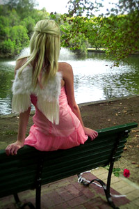 Ангел девушка блондинка в розовом платье с маленькими крыльями, скачать бесплатно.