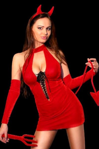 Аватарка симпатичная девушка в красном костюме дьявола, скачать картинку для контакта.