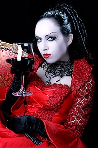 Аватарка в контакте девушка дьяволица с бокалом красного вина, скачать аватарку.