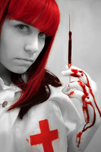 Кровавая девушка, медсестра с шприцем в руках, вся в крови